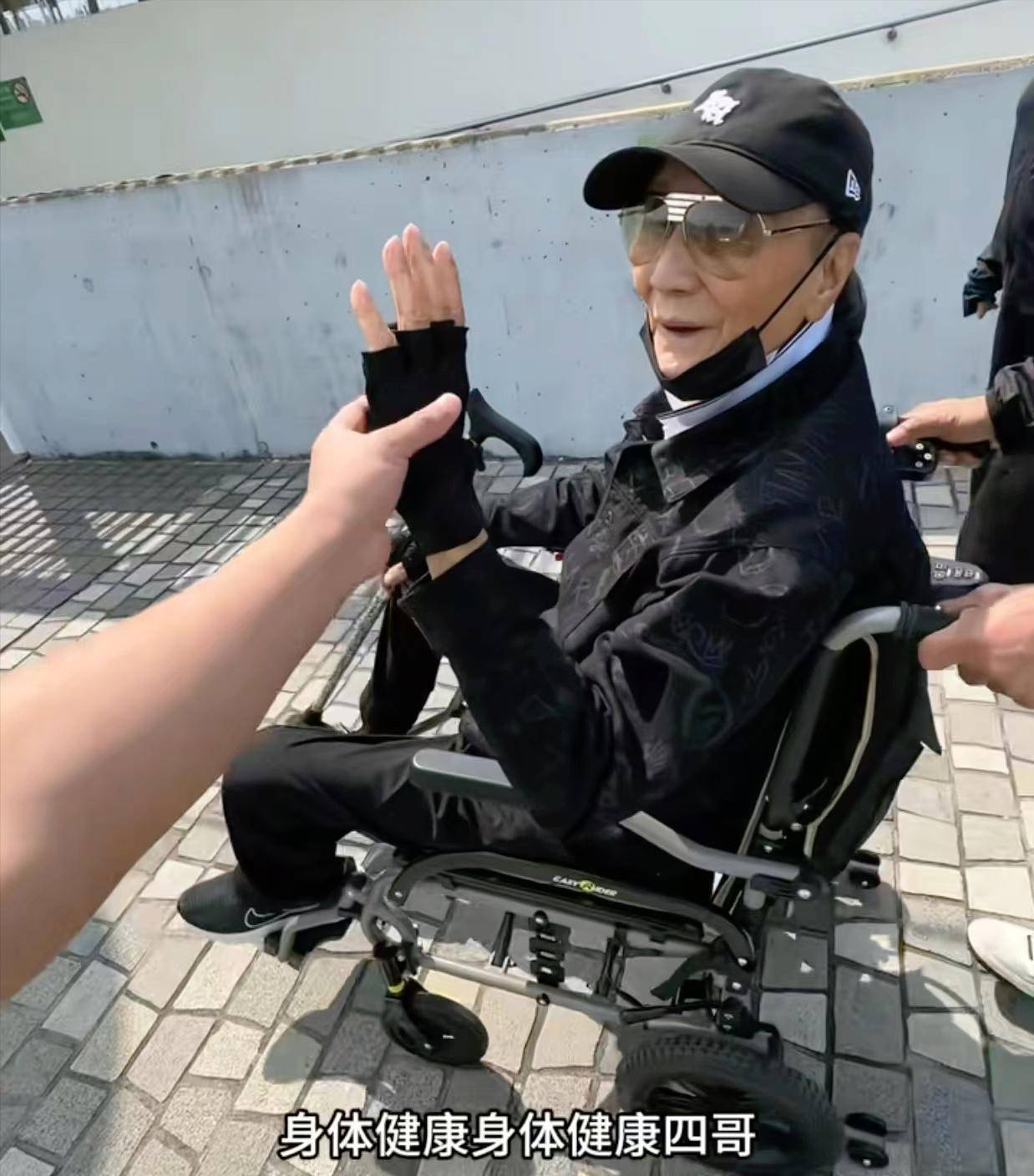 71岁成龙头发花白<strong></p>
<p>狗币钱包安卓</strong>！谢贤交代后事张纪中出了车祸还得养家…慢慢老去的他们让人泪目