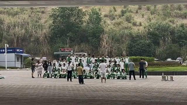 四川初三男生病重<strong></p>
<p>币安tbc</strong>，全班同学带板凳赶到医院，拍下特殊的毕业照