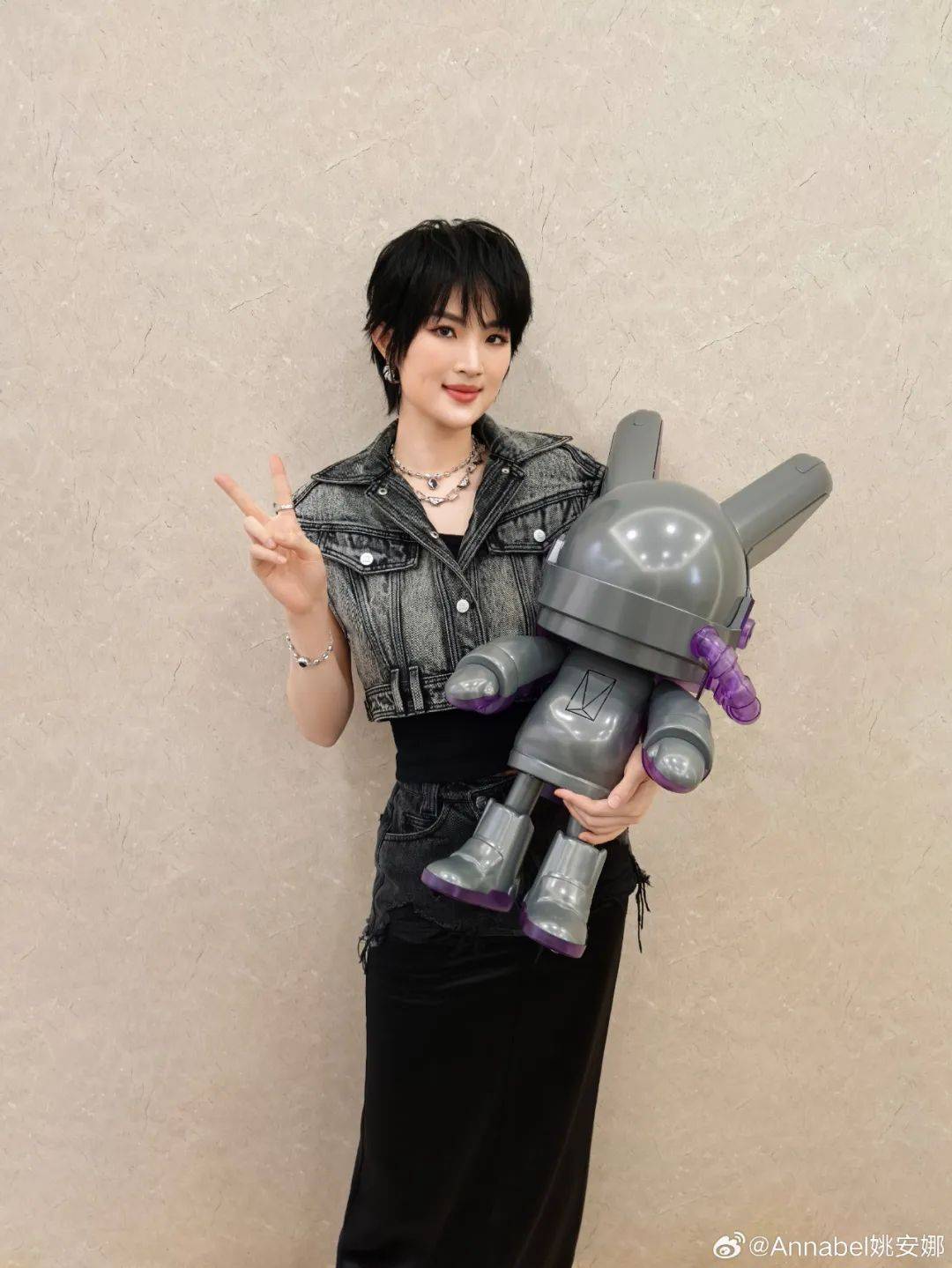 姚安娜被问到哈佛大学拒收国际生<strong></p>
<p>币安云交易所</strong>，微笑回应“还好毕业了”，此前曾以满分成绩考入哈佛大学