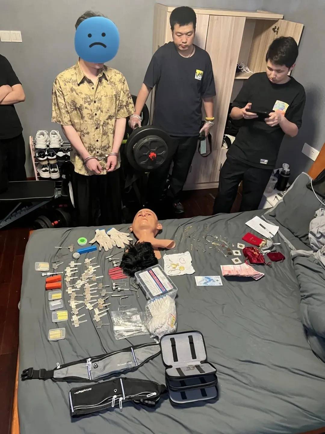 江苏一男子戴仿真“人皮”面具入室盗窃<strong></p>
<p>币安合约上线</strong>，流窜多个小区作案，涉案金额达15万余元