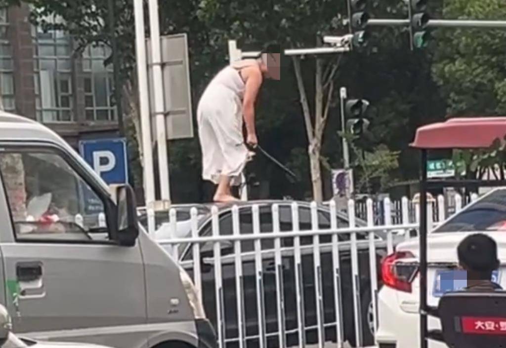 女子持械当街打砸多辆轿车<strong></p>
<p>币安交易所联盟</strong>，被顶在挡风玻璃上前行，当地：女子当场被控制，警方介入调查