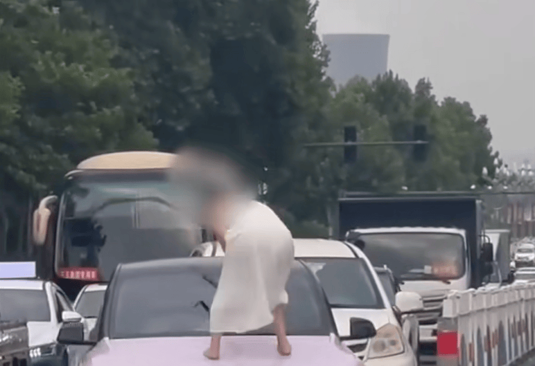 河南一女子路上持械打砸多辆车<strong></p>
<p>币安交易所联盟</strong>，最新回应：已被警方控制