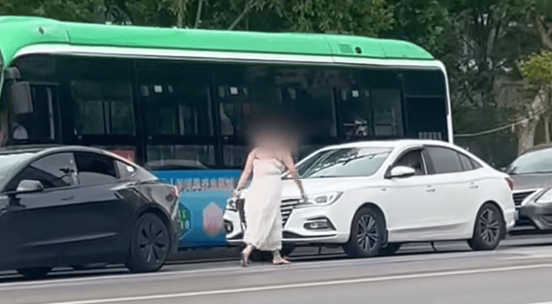 河南一女子路上持械打砸多辆车<strong></p>
<p>币安交易所联盟</strong>，最新回应：已被警方控制
