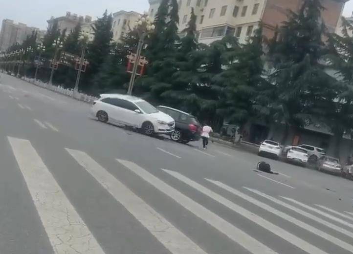 宝鸡一社区女书记当街开车追撵女子撞上电瓶车：两名女子被警方控制<strong></p>
<p>币安最新动态</strong>，两名伤者在医院治疗