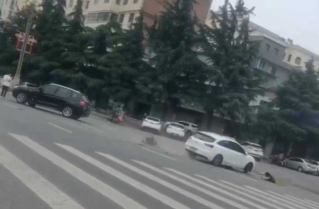 宝鸡一社区女书记当街开车追撵女子撞上电瓶车：两名女子被警方控制<strong></p>
<p>币安最新动态</strong>，两名伤者在医院治疗