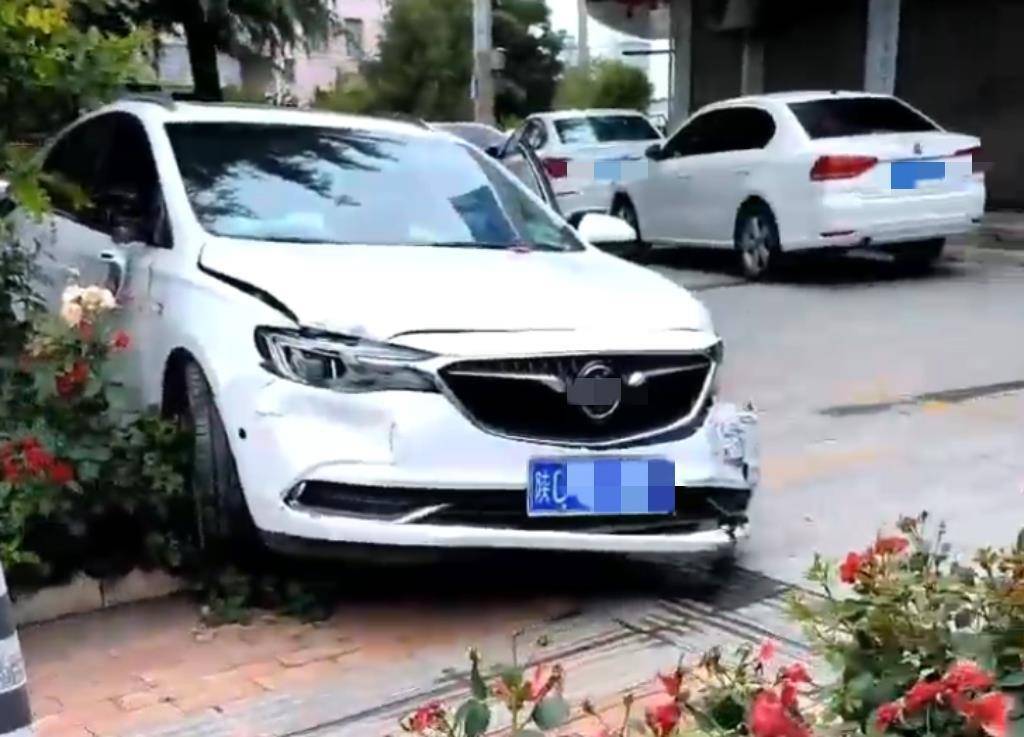 宝鸡一社区女书记当街开车追撵女子撞上电瓶车：两名女子被警方控制<strong></p>
<p>币安最新动态</strong>，两名伤者在医院治疗