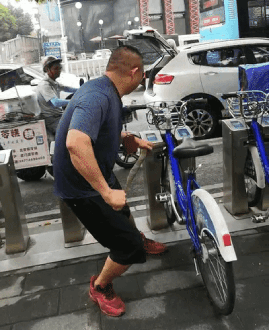女游客疑被蛇咬伤身亡后<strong></p>
<p>安卓推币游戏</strong>，博主“啊宝”讲毒蛇1天涨粉190万