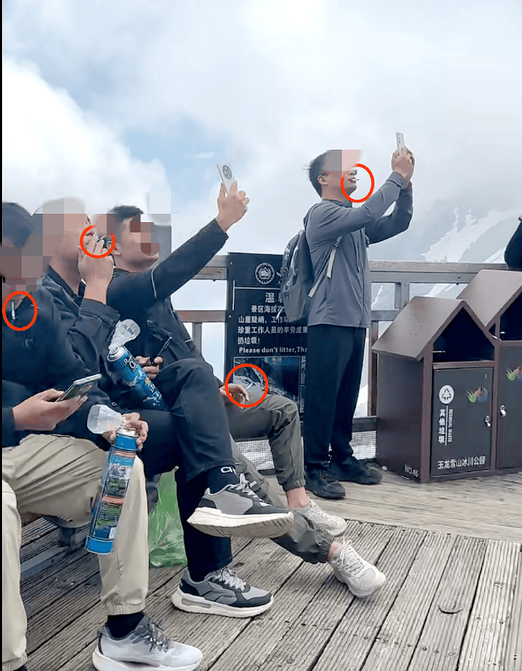玉龙雪山4500米观景平台上几名男游客手持氧气瓶<strong></p>
<p>币安交易所商家</strong>，一边吸氧一边抽烟，景区回应：将加强劝导