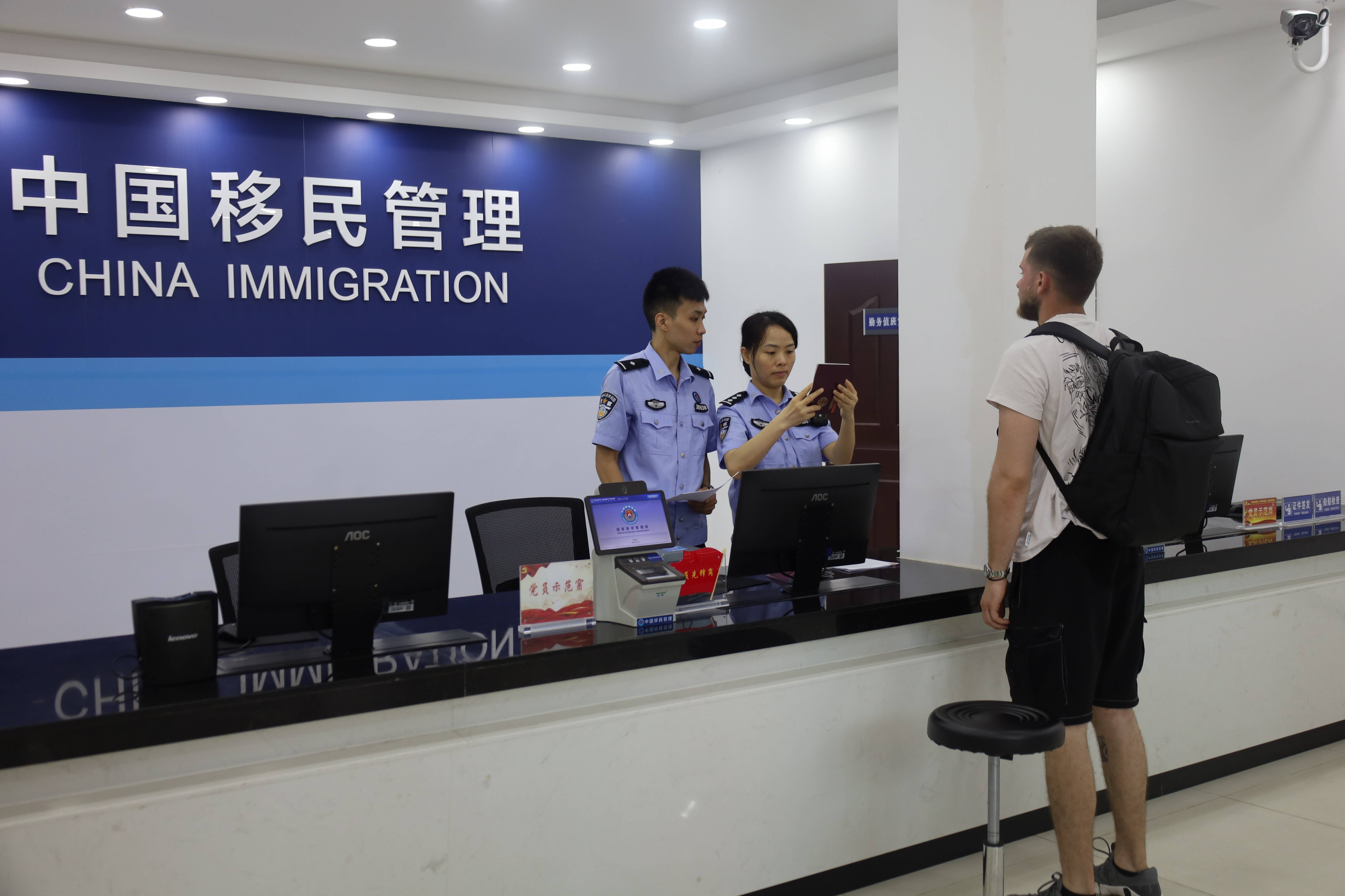 “第一次吃<strong></p>
<p>币安区块链</strong>，像吃葡萄！”外籍船员在惠州品尝荔枝