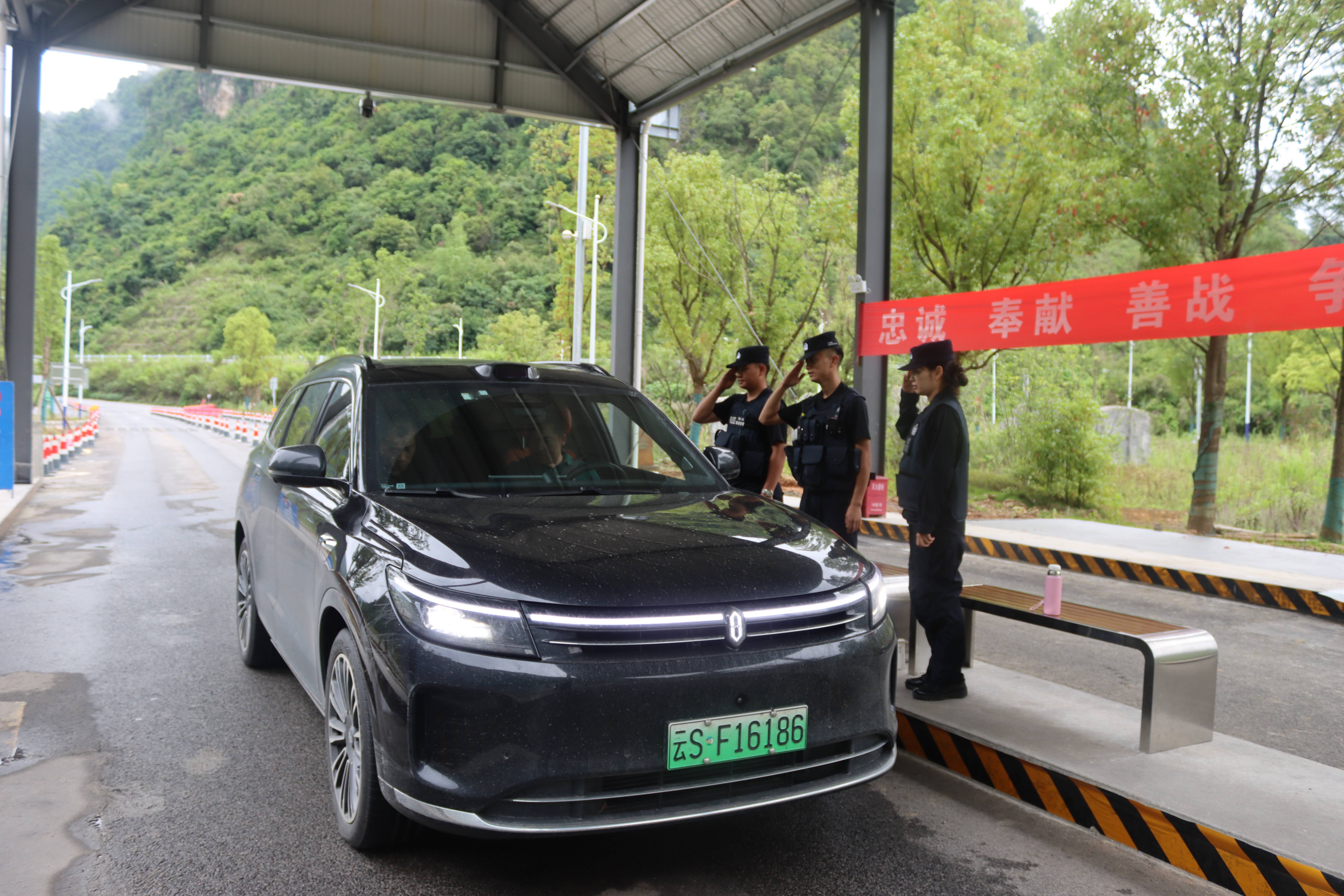 102.13万人次<strong></p>
<p>币安官网app</strong>！勐撒临时执勤点验放进出边境人员突破百万大关！