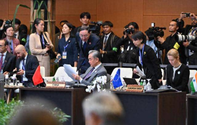 面对菲海警的驱逐<strong></p>
<p>币安主站</strong>，中国侦察船不语，舰载机起飞，直接4个字定性