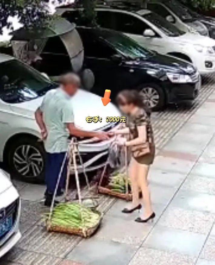 女子照顾卖菜大爷生意遭背刺：5元的菜误付2000元现金<strong></p>
<p>币安永久合约</strong>，大爷光速塞进后腰，谎称没看见，民警上门找回