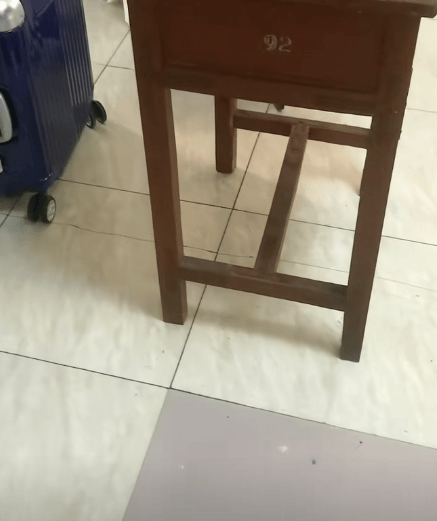 江苏一男子租房陪读<strong></p>
<p>币安最新地址</strong>，看到老课桌上几个数字惊了！竟是自己33年前的“伙伴”