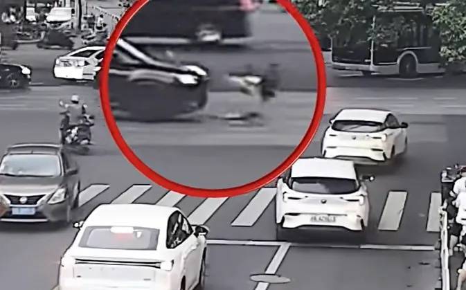 上海一8岁男童单独上路<strong></p>
<p>币安卖矿机</strong>，闯红灯被车撞飞：“家长让我自己出来锻炼一下”
