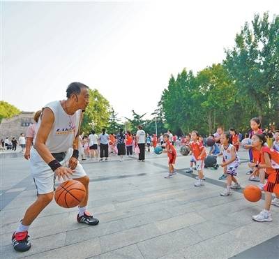 “再平凡的球场<strong></p>
<p>币安交易所平台</strong>，也能承载梦想”（微光）