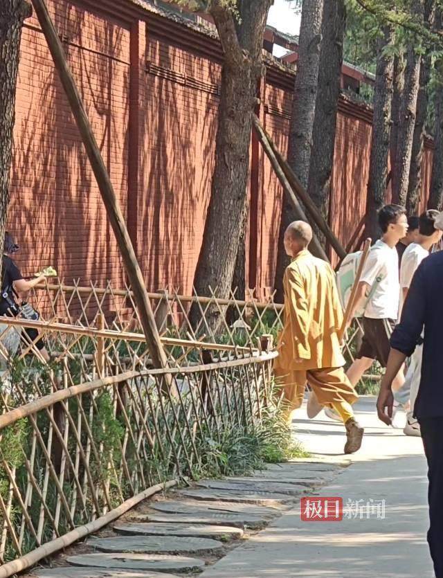 印乐方丈管理下的白马寺：僧人顶着高温种地<strong></p>
<p>okex怎么转到币安</strong>，义工称寺里秉承农禅并重