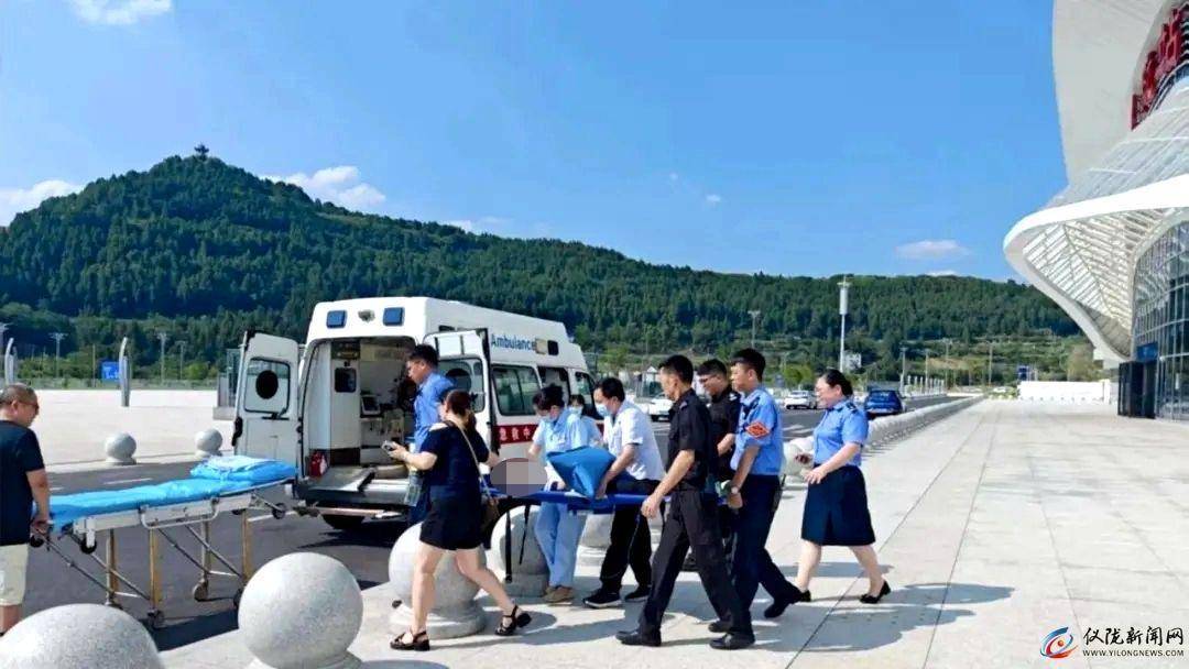 11岁男孩赶火车到成都走亲戚<strong></p>
<p>交易所app下载</strong>，晕倒在站台！工作人员：被诊断为热射病，已脱险