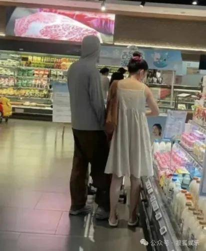 离婚三年又被拍到亲密逛超市<strong></p>
<p>交易所app下载</strong>，他俩这是纯带娃还是真复合了？