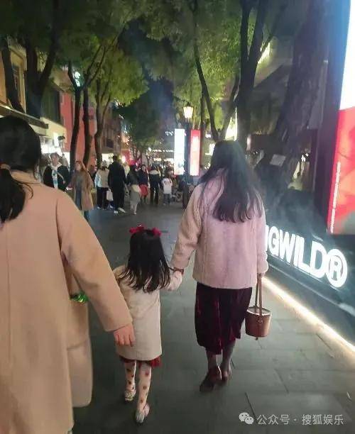 离婚三年又被拍到亲密逛超市<strong></p>
<p>交易所app下载</strong>，他俩这是纯带娃还是真复合了？