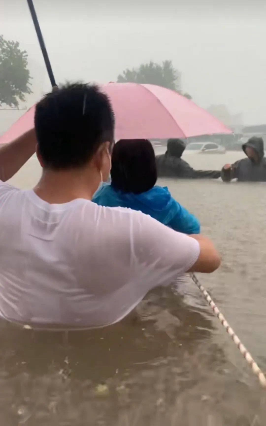 郑州暴雨致京广路隧道被淹<strong></p>
<p>抹茶交易所app官网</strong>，亲历者：车是飘起来的，很害怕，有人爬梯子离开 2021年也曾淹没多台车辆