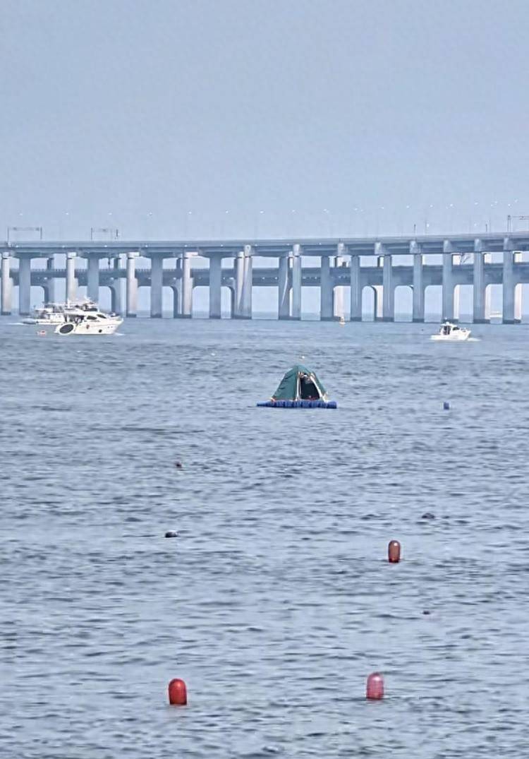 游客在海面搭建移动帐篷露营<strong></p>
<p>抹茶交易所合约说明</strong>，大连海警：不违规，但需注意安全
