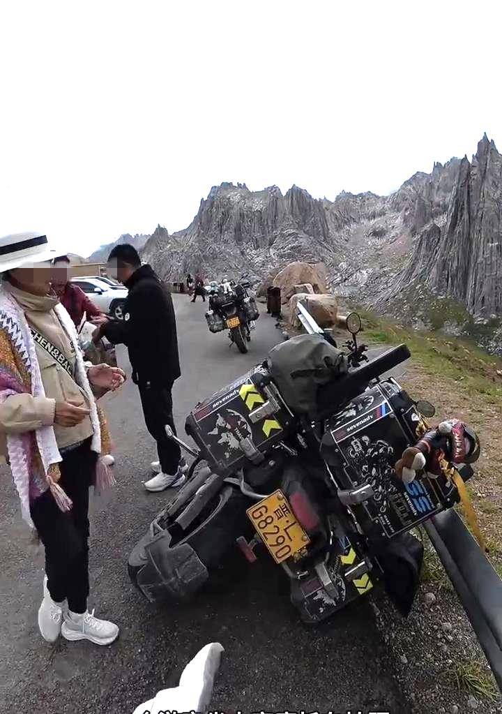大妈私坐价值20万摩托拍照却将车弄翻<strong></p>
<p>抹茶交易所美区</strong>，赔1000元后拉黑车主，4S店：修好约需2万元
