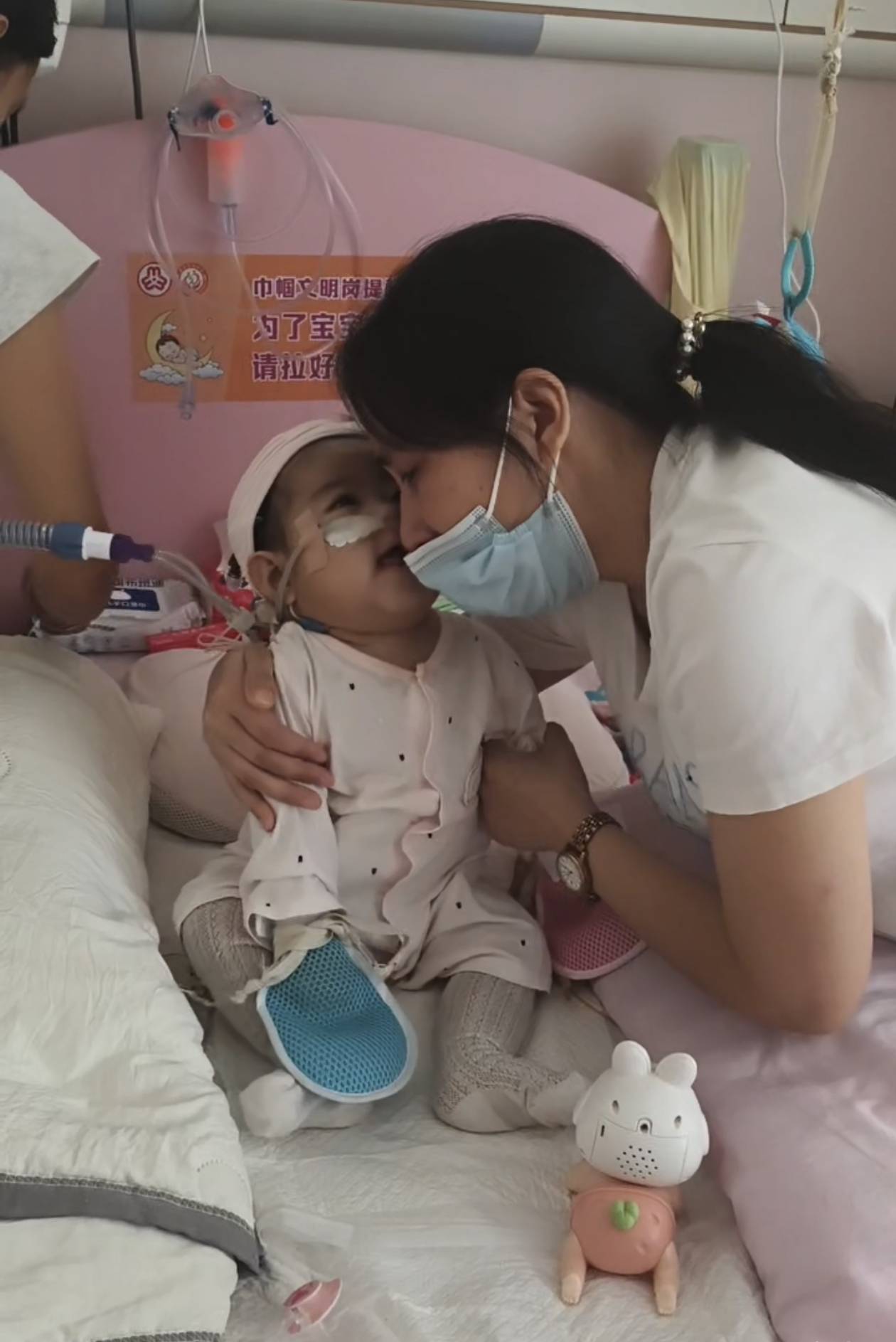 奶奶在哭<strong></p>
<p>抹茶交易所如何加杠杆</strong>，宝宝在笑！40天女婴重病，00后父亲割肝救女，术后这一幕让网友泪奔