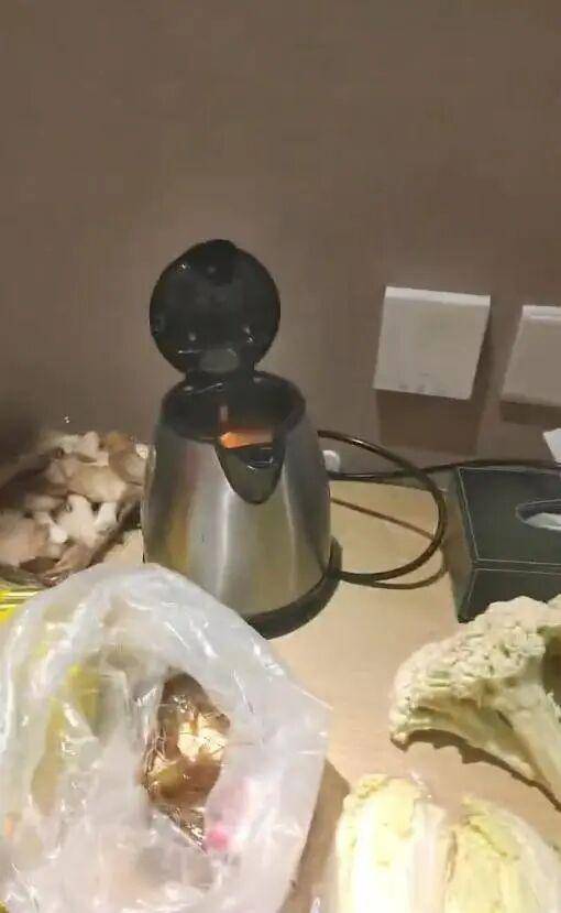 男子在澳门某酒店用水壶煮火锅<strong></p>
<p>抹茶交易所app苹果手机下载</strong>，负责人：会警告，若损坏需照价赔偿