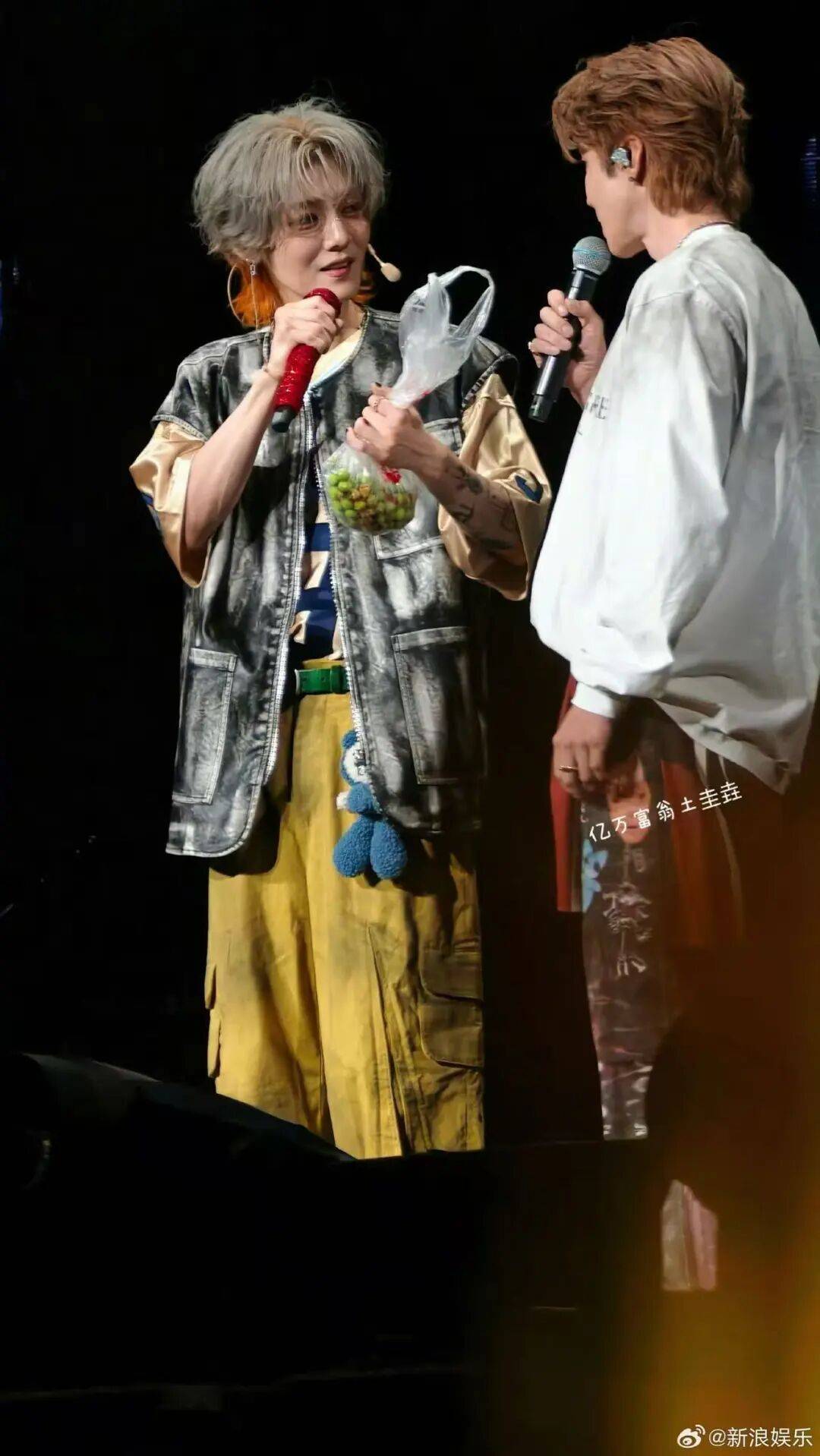 鹿晗拿走路人莲子误以为是粉丝礼物<strong></p>
<p>热币交易所</strong>，当事人：请好好享用，希望鹿哥吃得开心！