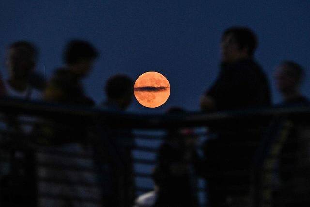 刷屏朋友圈<strong></p>
<p>交易所大概多长时间到账</strong>！“红月亮”高清大图来了