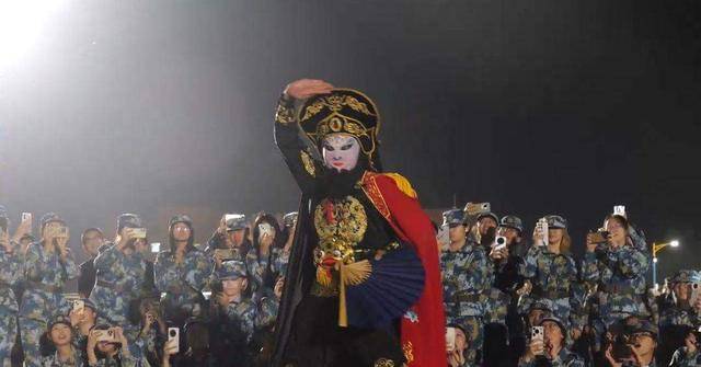 兰州大学军训期间大一女生表演川剧吐火<strong></p>
<p>交易所大概多长时间到账</strong>，校方：学生来自东北，因个人爱好自学