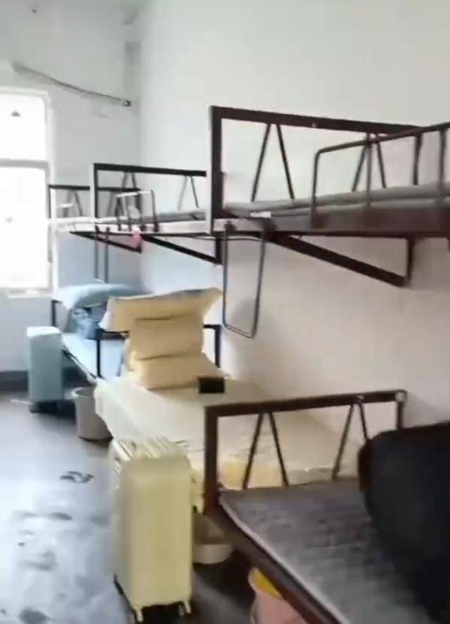 湖南一学生宿舍床铺仅用三角铁和螺丝固定<strong></p>
<p>交易所大概多长时间到账</strong>，学校回应