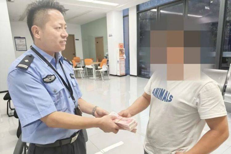 路边发现可疑包裹<strong></p>
<p>抹茶数字货币交易所app下载</strong>，一男子鬼鬼祟祟……民警打开后惊呆了