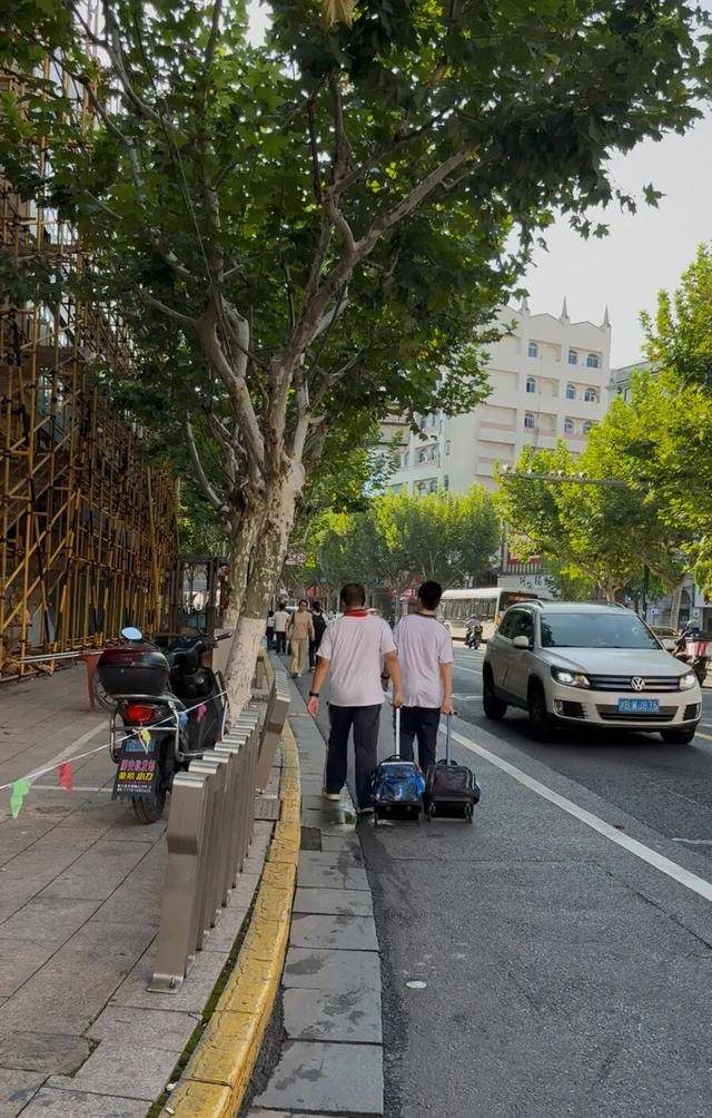 事发上海校门口！学生上学像闯关：夹缝中慢慢腾挪<strong></p>
<p>抹茶交易所资质</strong>，与非机动车迎面对冲…家长担忧：何时是头