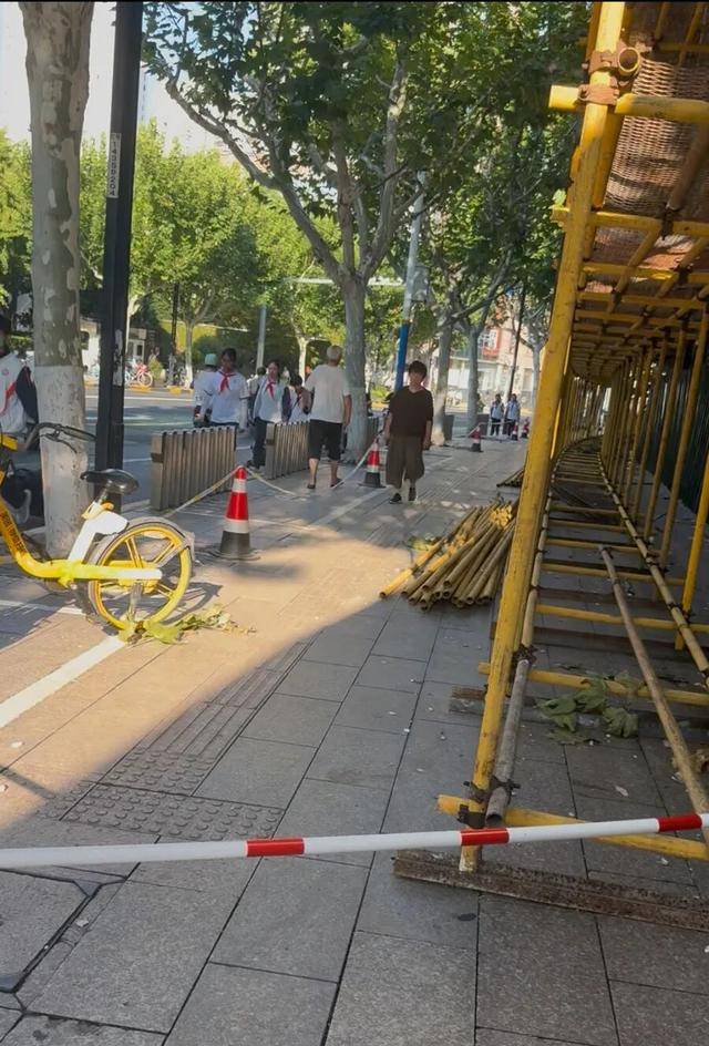 事发上海校门口！学生上学像闯关：夹缝中慢慢腾挪<strong></p>
<p>抹茶交易所资质</strong>，与非机动车迎面对冲…家长担忧：何时是头