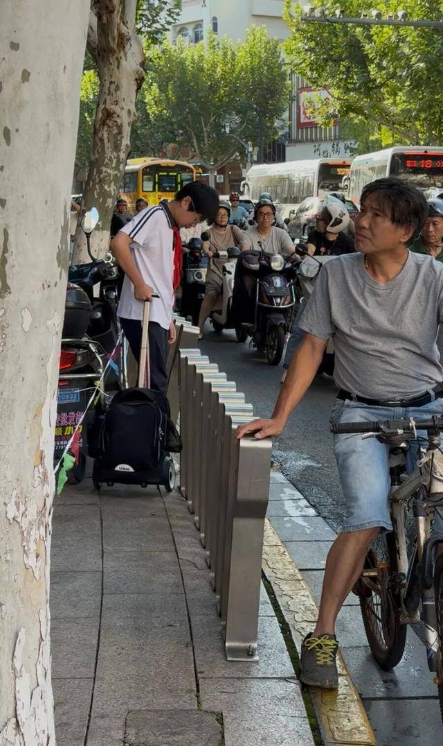 事发上海校门口！学生上学像闯关：夹缝中慢慢腾挪<strong></p>
<p>抹茶交易所资质</strong>，与非机动车迎面对冲…家长担忧：何时是头