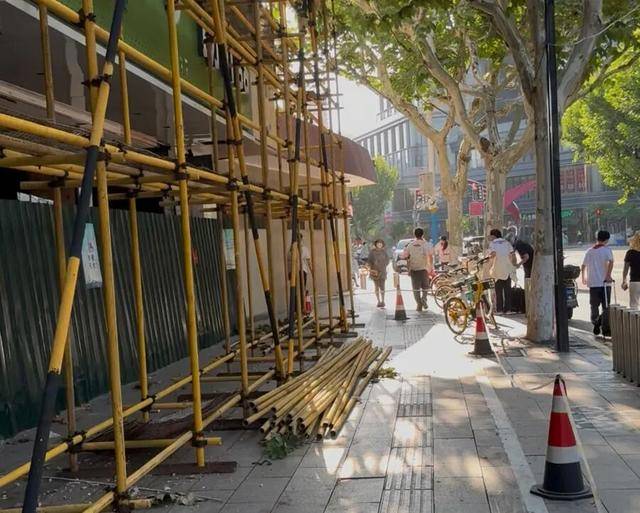 事发上海校门口！学生上学像闯关：夹缝中慢慢腾挪<strong></p>
<p>抹茶交易所资质</strong>，与非机动车迎面对冲…家长担忧：何时是头