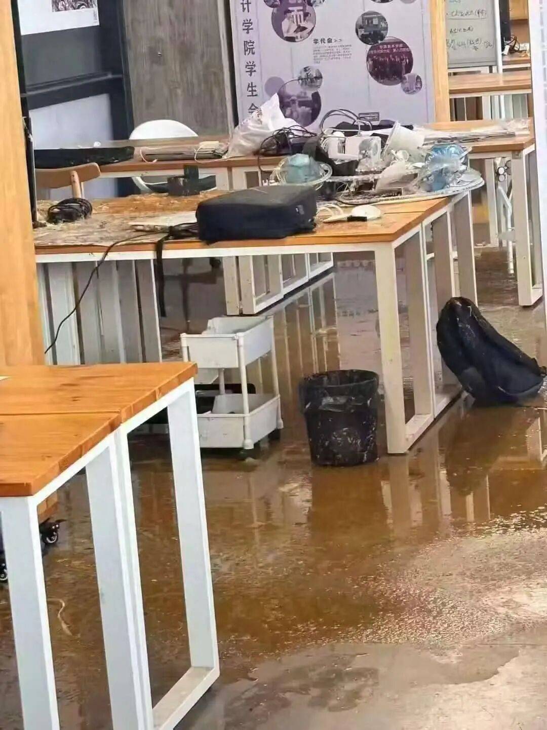 浙江杭州一女生教室正做作业<strong></p>
<p>抹茶交易所资质</strong>，头顶管道破裂被污水淋头，情绪崩溃大哭，中国美院良渚校区：眼镜堵塞管道致泄漏，女生已得到安抚