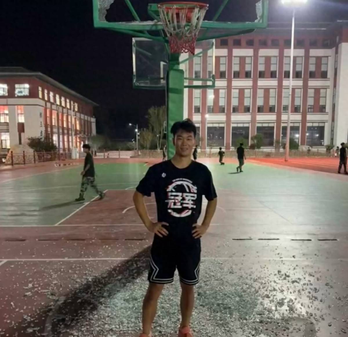 郑州178厘米大学生扣碎篮板<strong></p>
<p>抹茶交易所中文版</strong>，校方：说明弹跳力好！学校出资购买新篮板，已安装好