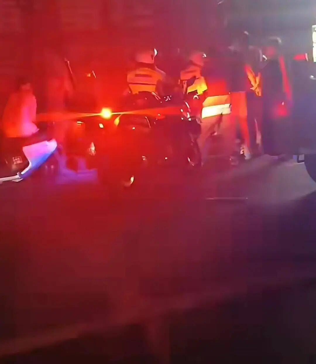 赣州警方通报“一餐饮店深夜多人打架斗殴”：2人酒后与邻桌发生冲突<strong></p>
<p>抹茶交易所最低交易金额</strong>，用酒瓶砸伤对方，并取刀致对方轻伤，涉案人员已被采取强制措施