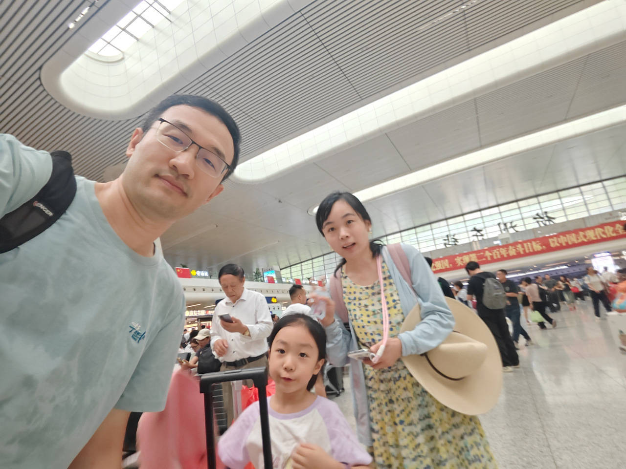 全杭州的娃都出动了？这是刚刚的火车东站<strong></p>
<p>交易所app创始人</strong>！秋假大军即将席卷全国