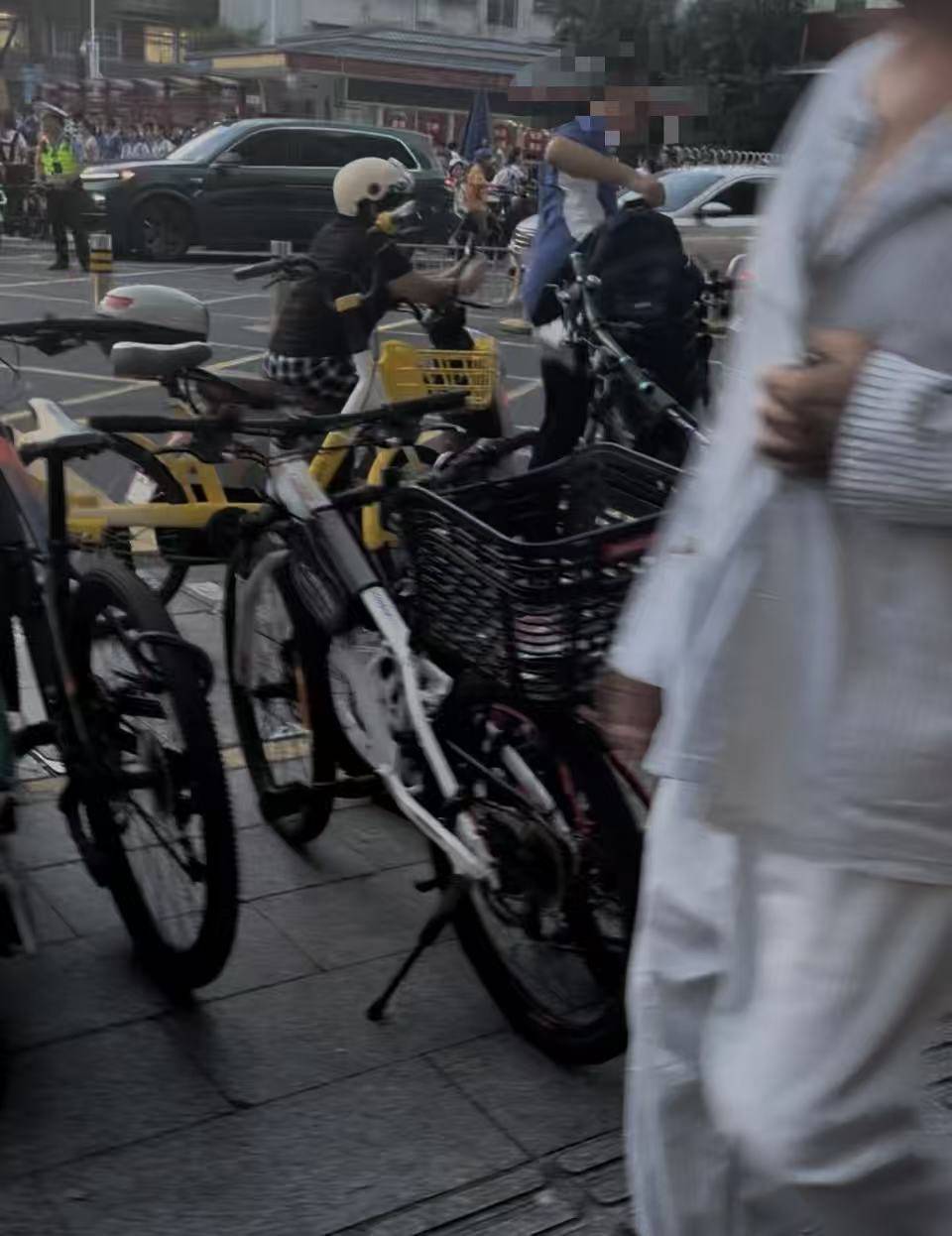 深圳一医院门口被指“举步维艰”<strong></p>
<p>交易所app创始人</strong>！整治后记者实探:仍很堵