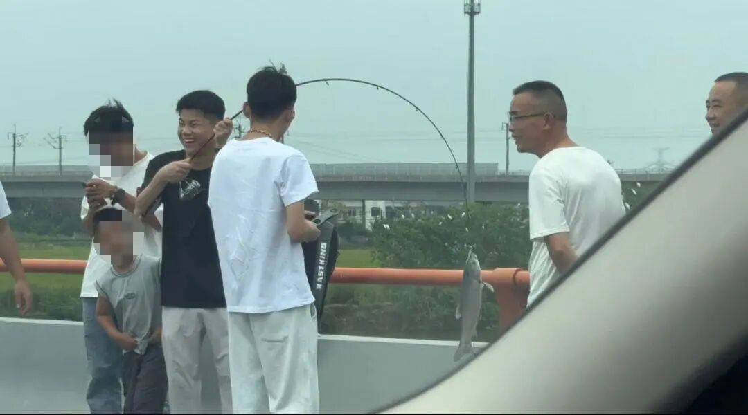 男子高速遇堵车下车钓鱼<strong></p>
<p>抹茶交易所中国下载</strong>，首竿即中！开怀大笑：“鱼送路人了”