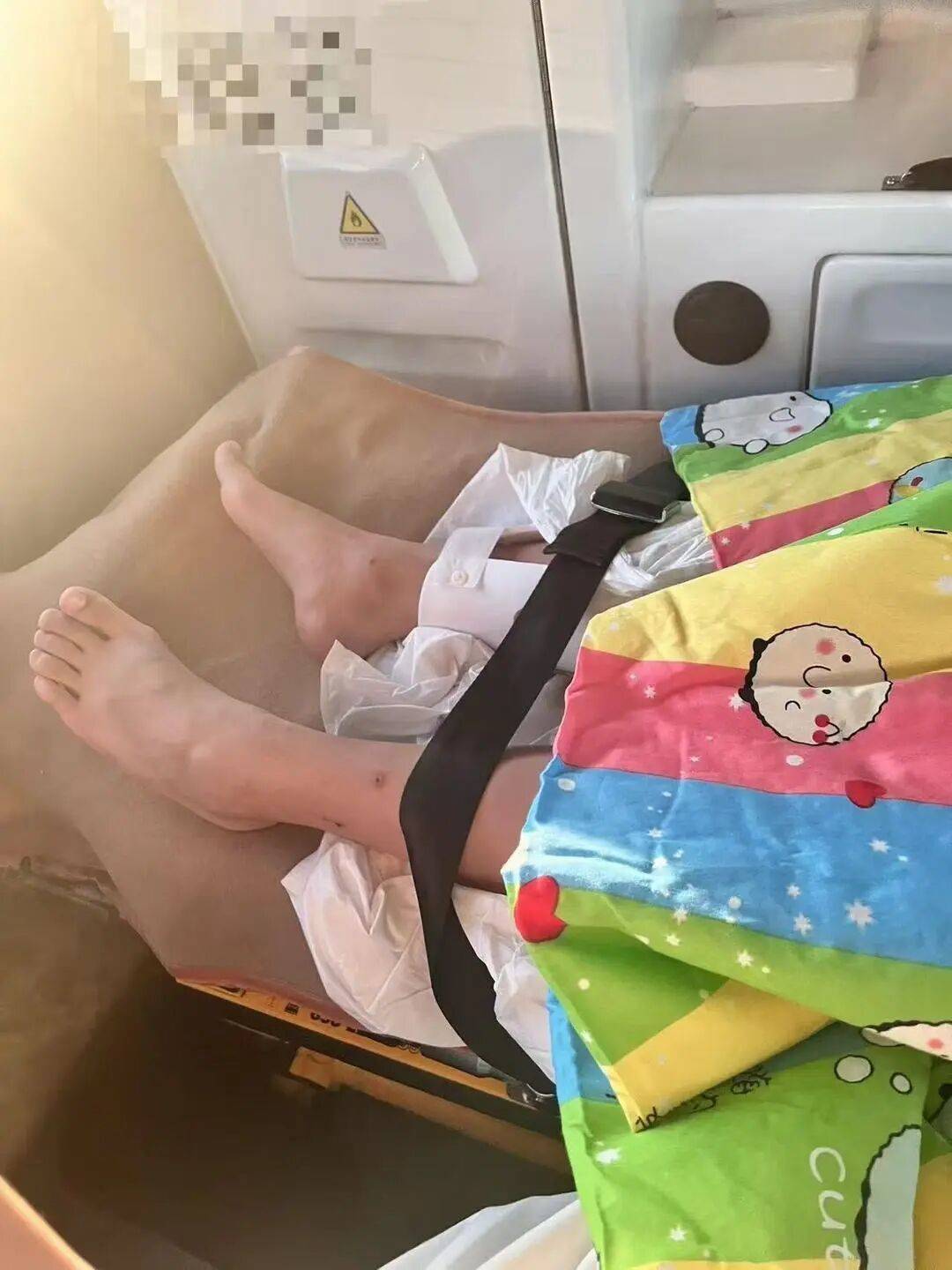 男子火车上铺跌落砸断10岁女孩腿骨<strong></p>
<p>越南抹茶交易所</strong>，回应“失联”称失业讨薪中