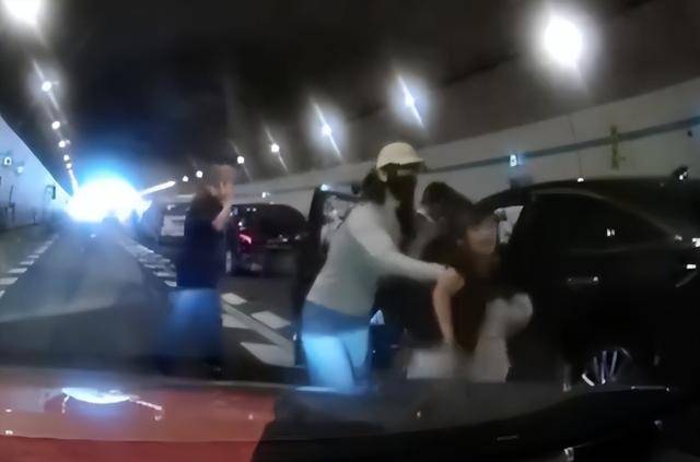 10岁男孩隧道内跪地拦车：哭得撕心裂肺<strong></p>
<p>越南抹茶交易所</strong>，求人救他妈妈