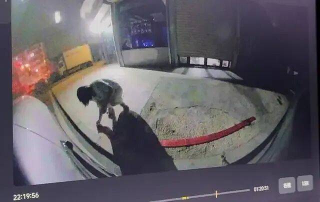 刚提的新车停路边被人放鞭炮崩损千余元<strong></p>
<p>越南抹茶交易所</strong>，车主：因拒绝当晚挪车，20分钟后听到鞭炮声，对方还态度豪横