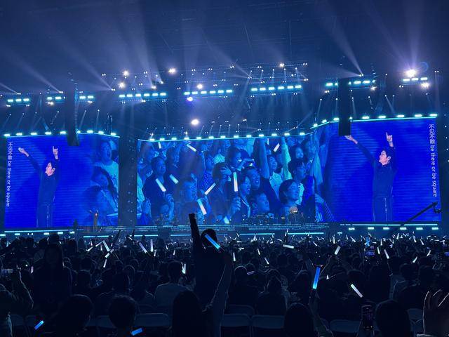孙楠演唱会超燃舞台<strong></p>
<p>越南抹茶交易所</strong>！郑州万人合唱《红旗飘飘》