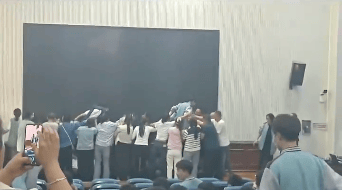 家长跪地被学生轮流踩踏<strong></p>
<p>抹茶交易所怎么转划</strong>，校方凌晨道歉
