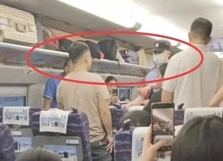 陌生男子对高铁邻座8岁女孩又亲又摸<strong></p>
<p>抹茶交易所怎么转划</strong>，竟称“她这么小没关系”，孩子妈妈报警